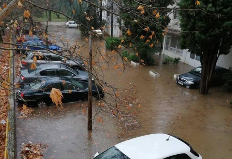 Poplava u Dubrovačkoj ulici - Mostar: Voda ulazi u automobile, stanari strahuju da će poplivati stanovi