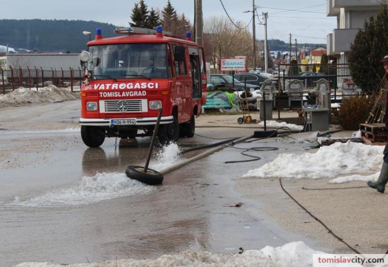 Rijeka Šujica poplavila ceste i podrume u općini Tomislavgrad
