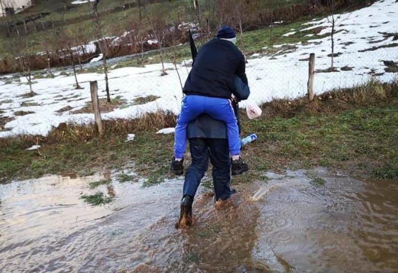 Hrabri pripadnici civilne zaštite i na leđima evakuiraju građane