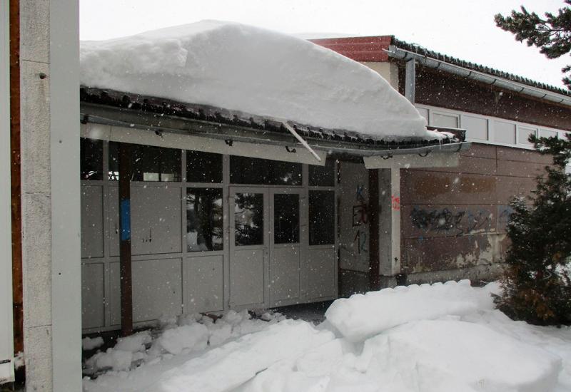 Snijeg i dalje stvara probleme na Kupresu