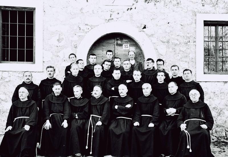 Franjevci u širokobriješkom samostanu 1944. godine - Široki Brijeg: 74 godine od partizanskih zločina i ubojstva 12 franjevaca