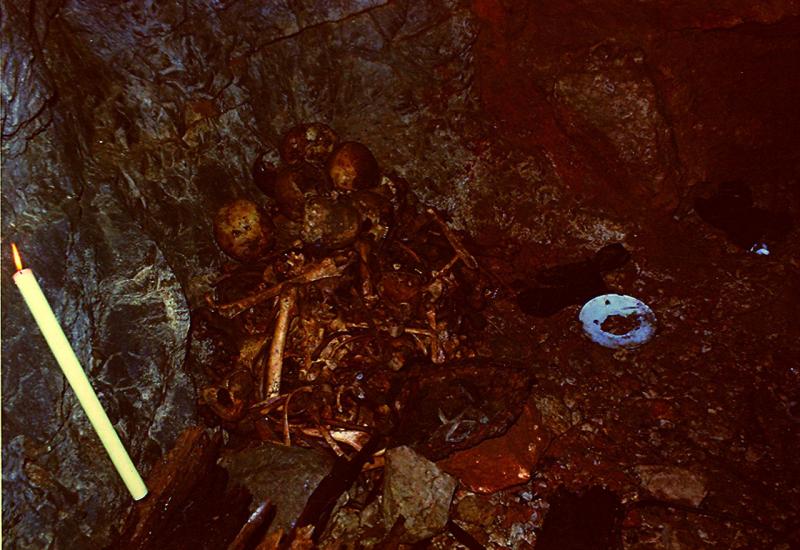 Kosti pobijenih franjevaca u ratnom skloništu (snimljeno 1969. godine) - Široki Brijeg: Obilježena 75. obljetnica ubojstva 66 hercegovačkih franjevaca