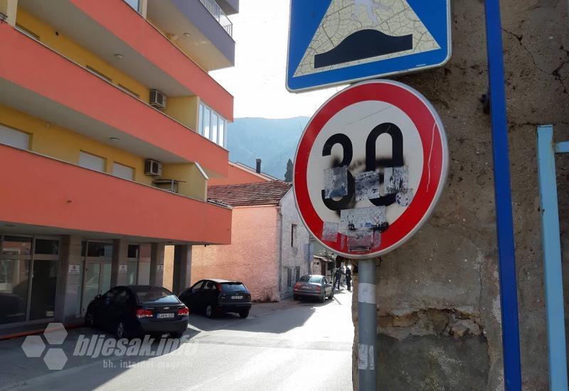 Prometni znakovi kod Prve osnovne škole - Mostar: Nakon dvije godine vraćeni ležeći policajci kod Prve osnovne