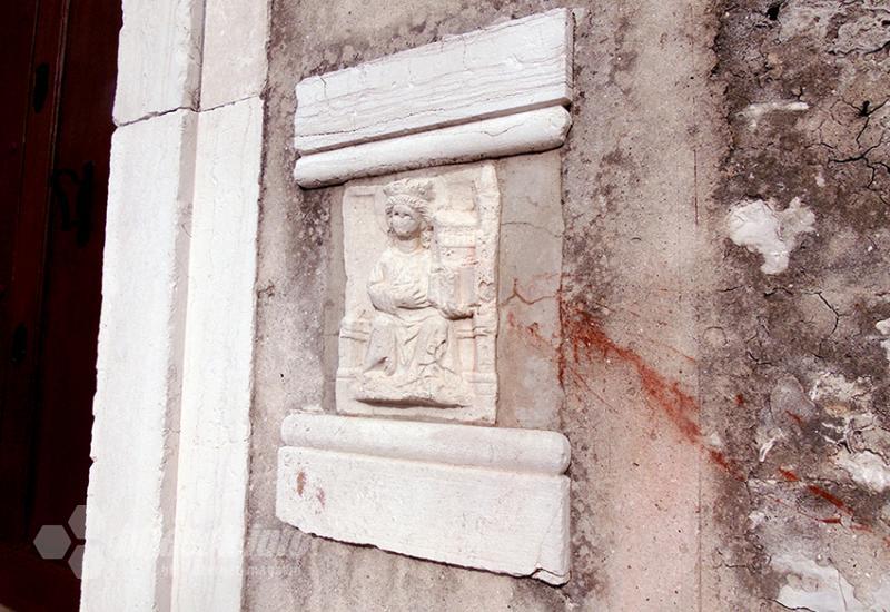 Reljef na bočnom ulazu u crkvu svete Eufemije - Rovinj: Od svetice što je doplutala u grad, do galebova pljačkaša