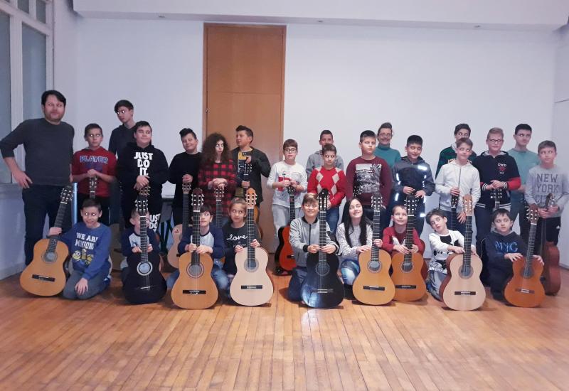 Upišite djecu u školu gitare ''Legato''