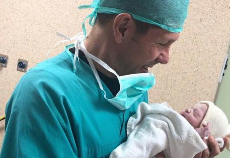 Diego Simeone drži kćerkicu Valentinu - Diego Simeone po peti put postao otac: Stigla mala Valentina!