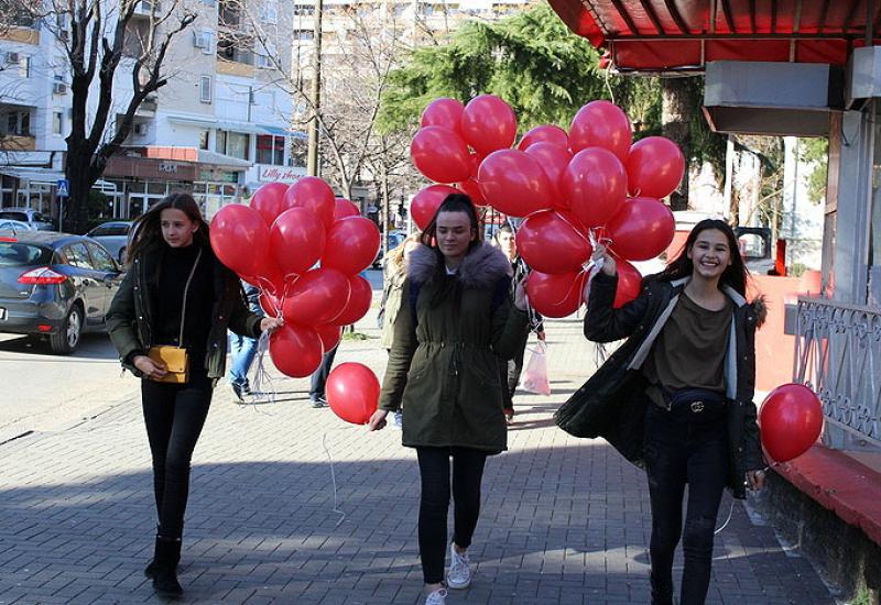 Akcija za Valentinovo - Na ulicama Mostara podijeljeni baloni i pokloni za Valentinovo