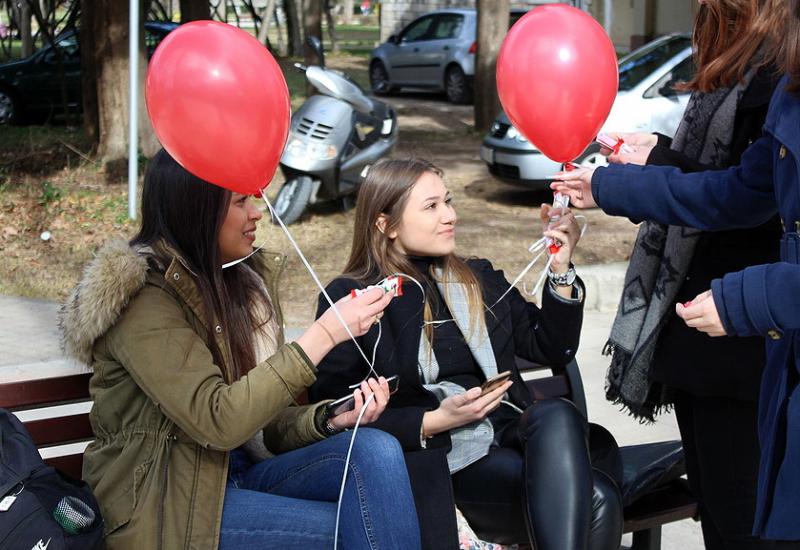 Akcija za Valentinovo - Na ulicama Mostara podijeljeni baloni i pokloni za Valentinovo
