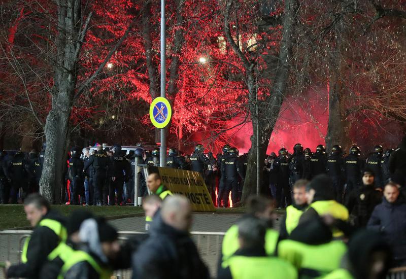Sukob Bad Blue Boysa i policije ispred stadiona u Plzenu