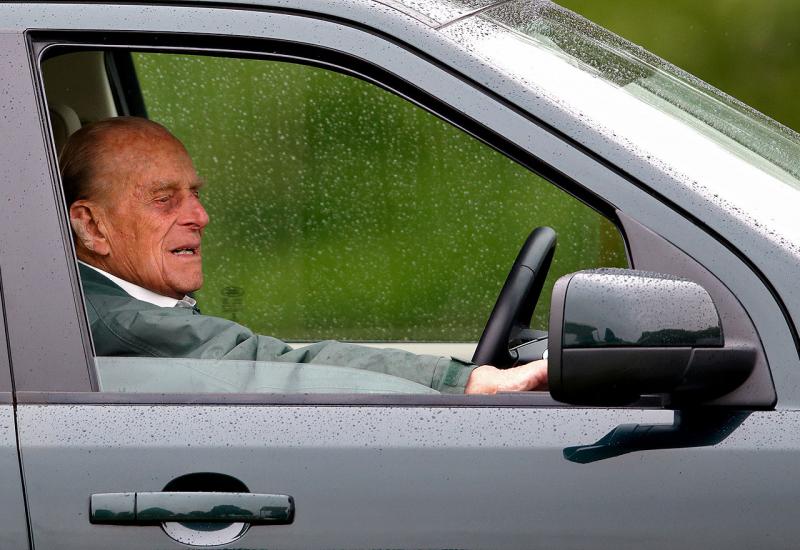 Britanski 97-godišnji princ Filip neće biti optužen zbog prometne nesreće