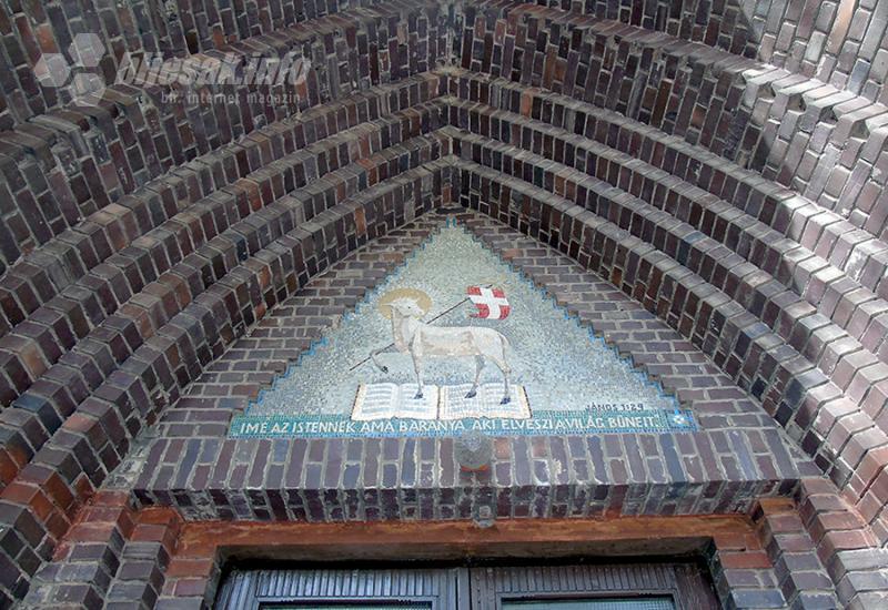 Mozaik iznad ulaza u reformatorsku crkvu - Szeged: Nema mjesta za sivilo i teške boje