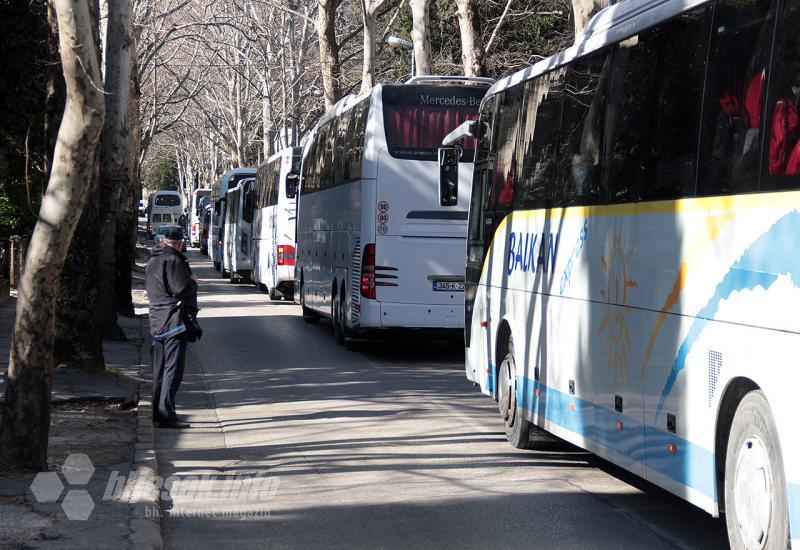 Kolona autobusa kojima su došli članovi udruženja antifašista - Đulić: 75-godišnjicu oslobođenja Mostara obilježit ćemo maršom!