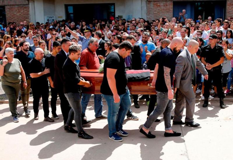 Pokopan nogometaš Emiliano Sala, a njegov rođak tvrdi da je ubijen