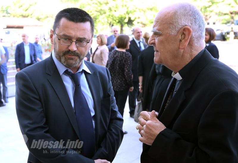 Dr. Kvesić i biskup Ratko Perić na predstavljanju Monografije SKB Mostar 2015.godine - 
