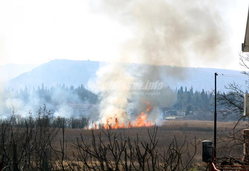Požar u Čapljinskom polju - Vatra guta Čapljinsko polje