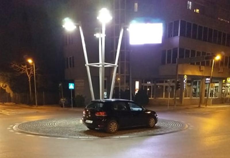 Maštovit način parkiranja - Samo u Mostaru: Kad ne znaš gdje parkirati - ostavi auto u kružni tok