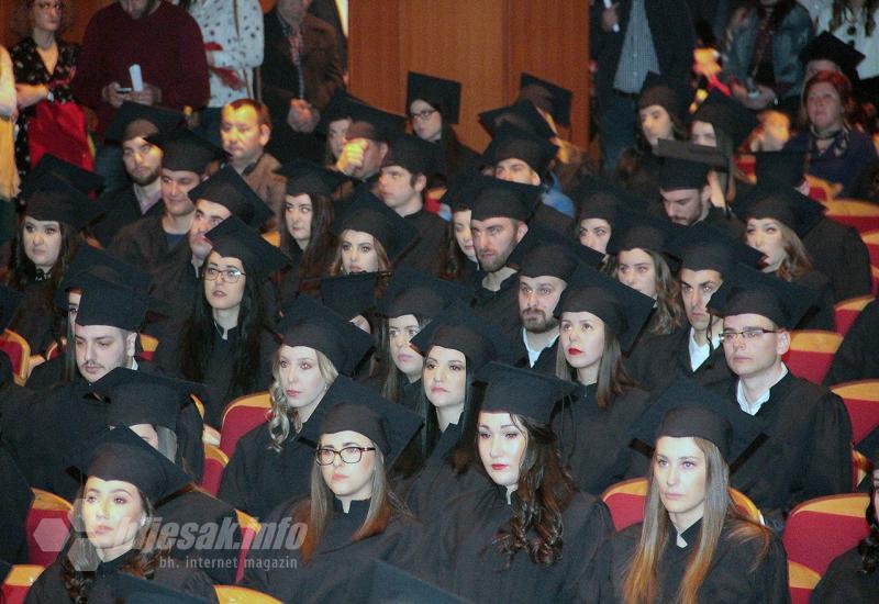 Detalj dodjele diploma studentima FPMOZ-a - Svečano promovirano 458 diplomata