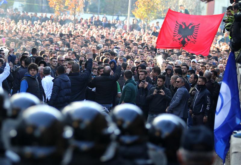 Tisuće Albanaca prosvjeduje protiv socijalističke Vlade