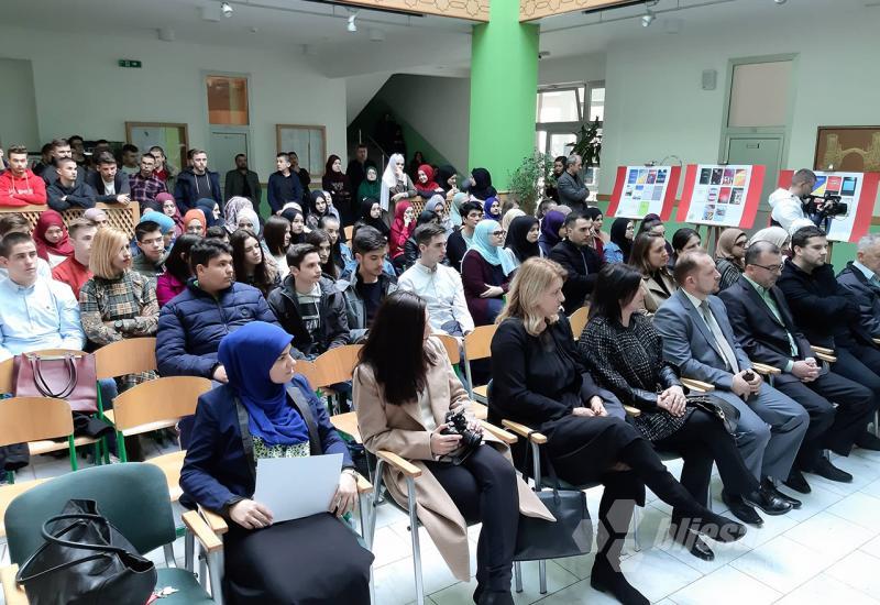 Izložba o bosanskom jeziku u Mostaru: 'Ubijaju nam i državu i naciju i jezik'