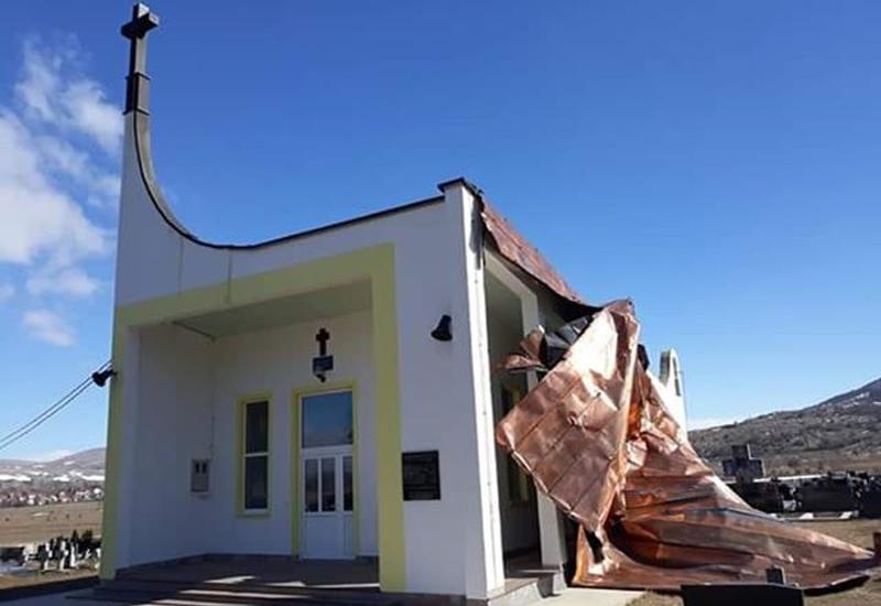 Kapelica sv. Ive u Roškom Polju - Vjetar zgužvao krov kapelice kao da je od papira