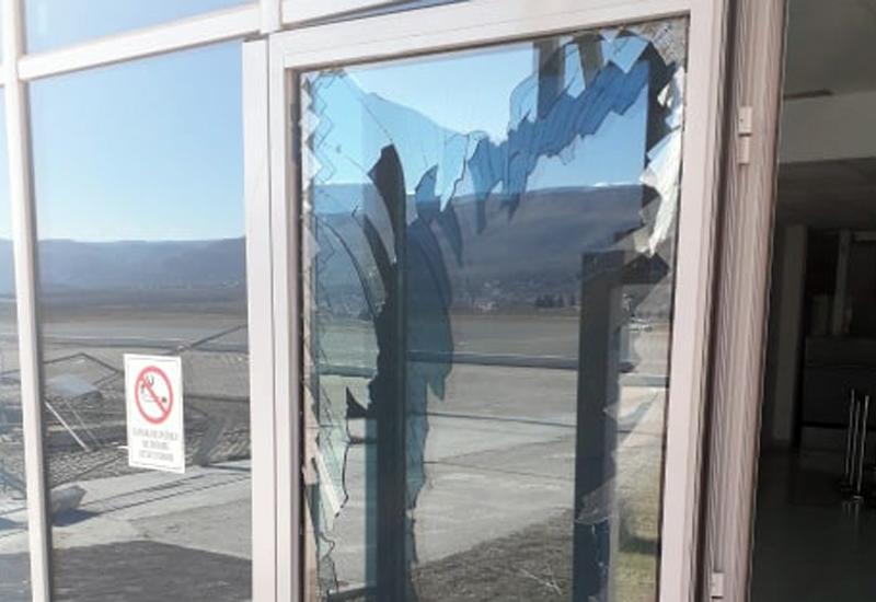 Oštećeni prozori u Zračnoj luci Mostar - Vjetar porazbijao prozore na Zračnoj luci Mostar