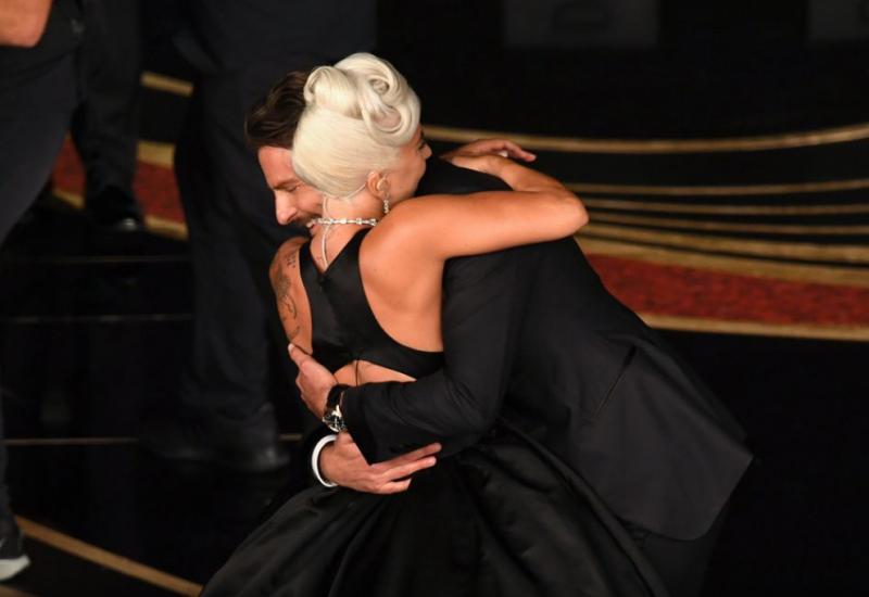   - Lady Gaga i Bradley Cooper - Glavna tema s dodjele Oscara