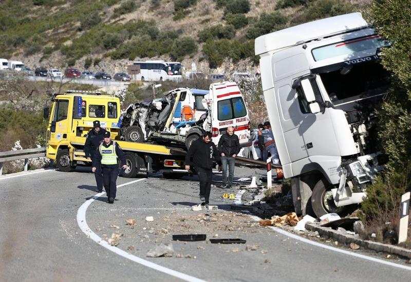 Dubrovnik: U izravnom sudaru kamion smrskao vozilo hitne pomoći