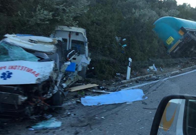 Detalj s mjesta prometne nesreće - Dubrovnik: U izravnom sudaru kamion smrskao vozilo hitne pomoći