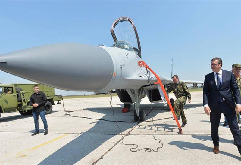 Predsjednik Srbije pored zrakoplova MiG 29 - Srbija se hvali najmoćnijim krilima u regiji 