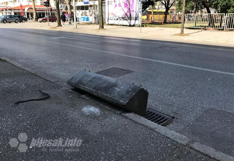 Mostar: Reklama ''izletjela'' na prometnicu
