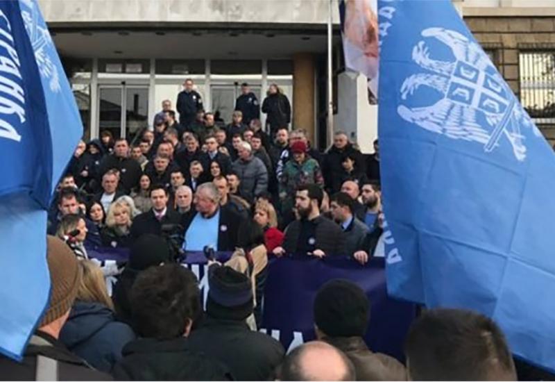 Šešelj održao prosvjed protiv suđenja za srebrenički masakr 