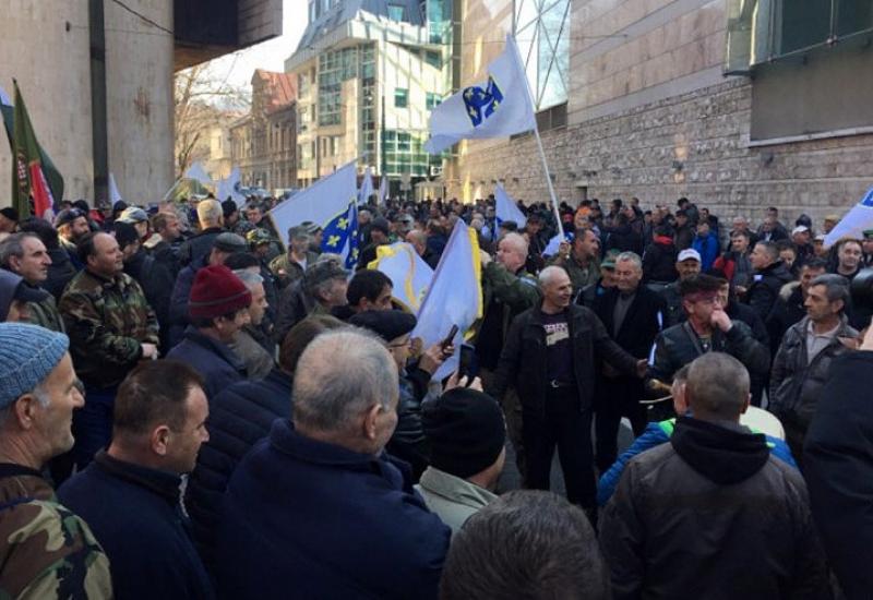  - Blokiran centar Sarajeva: Nekoliko boraca ušlo u zgradu Parlamenta FBiH