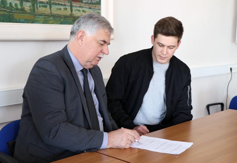 Gradonačelnik Kraljević potpisuje ugovor sa studentom - Široki Brijeg: Gradonačelnik potpisao ugovore sa stipendistima