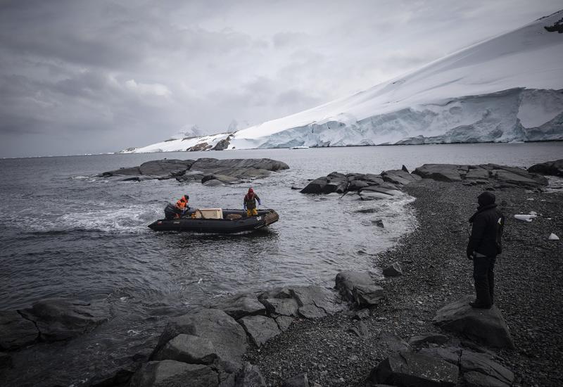 Transport materijala čamcem - Turska postavila meteorološku stanicu na Antarktiku