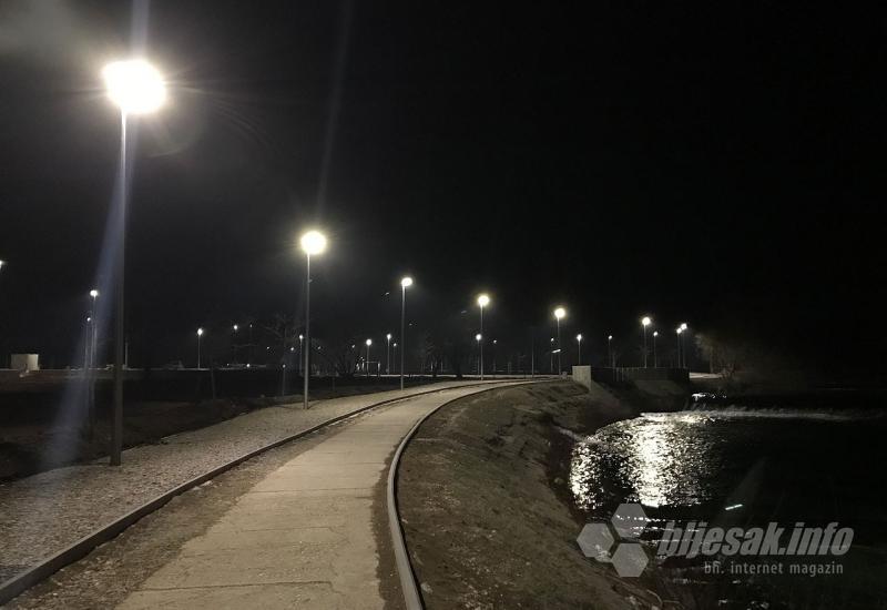 Zasvijetlila LED rasvjeta u rekonstruiranom parku Sajmište - Široki Brijeg: Oprao automobil nasred šetnice u novom parku
