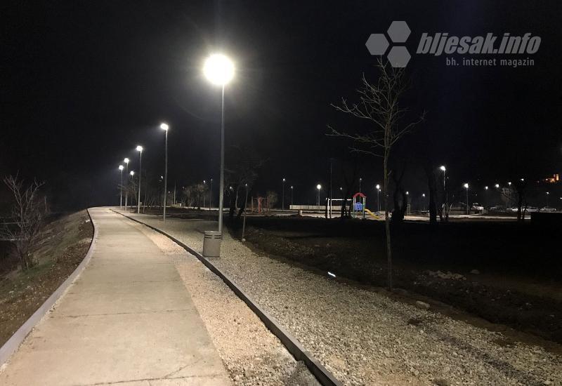 Zasvijetlila LED rasvjeta u rekonstruiranom parku Sajmište - Široki Brijeg: Zasvijetlila LED rasvjeta u rekonstruiranom parku