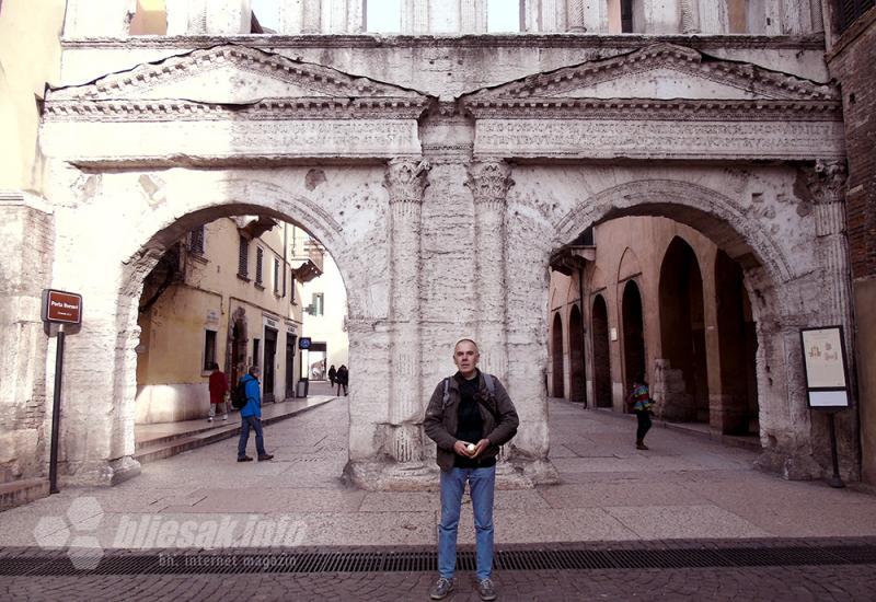 Ispred Porte Borsari - Verona, tamo gdje su se voljeli Romeo i Julija