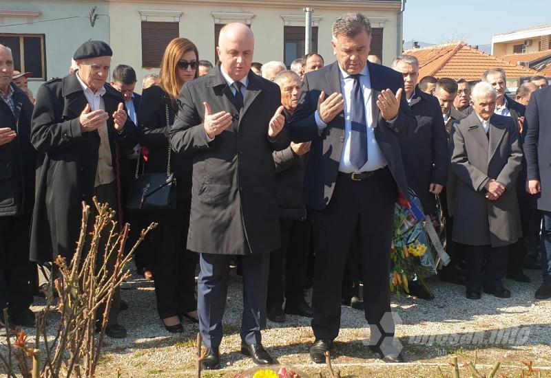 Brojna izaslanstva položila cvijeće i vijence na Šehitlucima u Mostaru  - Položeni cvijeće i vijenci na Šehitlucima u Mostaru 