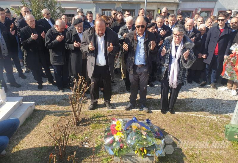 Brojna izaslanstva položila cvijeće i vijence na Šehitlucima u Mostaru  - Položeni cvijeće i vijenci na Šehitlucima u Mostaru 