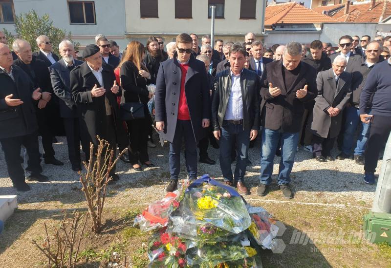 Položeni cvijeće i vijenci na Šehitlucima u Mostaru 