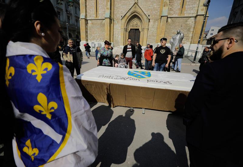 Ispred sarajevske Katedrale izrezana torta u obliku zastave sa ljiljanima 