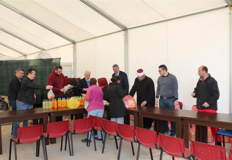 Paketići za migrante u Salakovcu - Džemat i OŠ Zalik obradovali migrante u Salakovcu