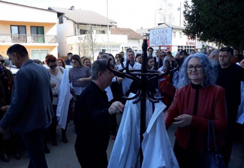 Prosvjed liječnika u Bihaću - Doktori još jednom poniženi jer svoja prava moraju tražiti na ulici