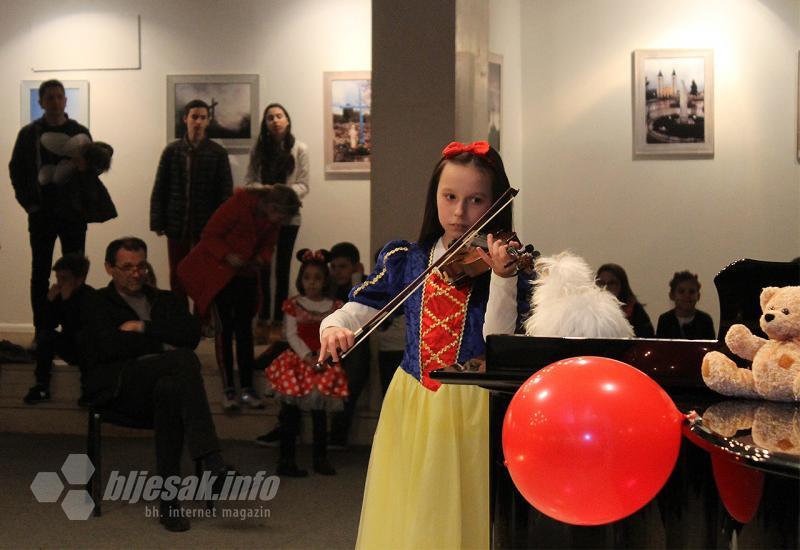 Humanitarni kostimirani koncert Malih violinista - Mostar: Mali violinisti održali humanitarni koncert