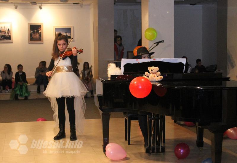 Humanitarni kostimirani koncert Malih violinista - Mostar: Mali violinisti održali humanitarni koncert