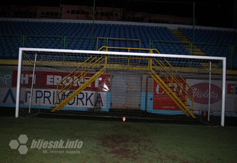 Svijeća zapaljena u golu na travnjaku stadiona Pecara - Suigrači i navijači na Pecari odali počast preminulom vrataru Krešimiru Bandiću