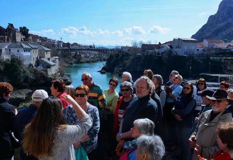 Turisti ispred Starog mosta u Mostaru - Dan D za turizam: U travnju samo 1500 turista, otvaranje granica jedina nada za turistički sektor