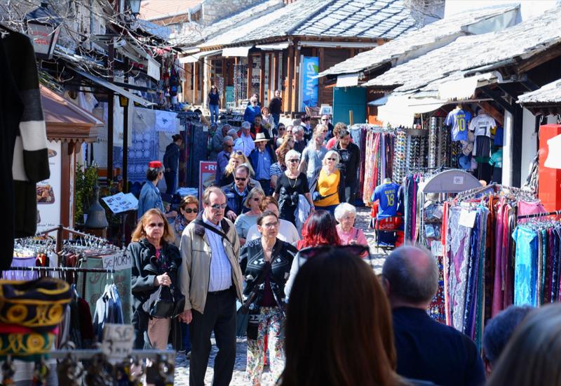 Veliki broj domaćih i stranih turista posjetio je staru gradsku jezgru - Sunce i miris behara najavili početak uspješne sezone u Mostaru