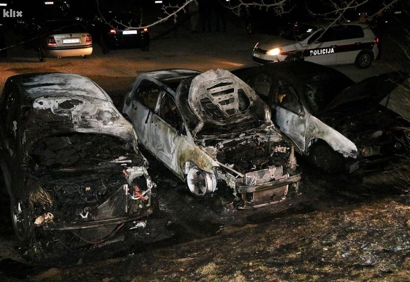 Na parkingu zapaljena tri automobila