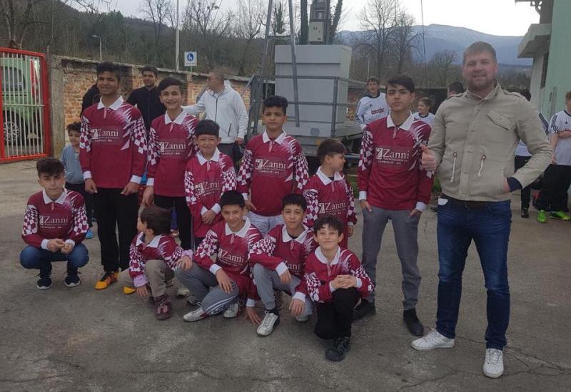 Djeca iz migrantskih obitelji izlazili su s igračima na teren - Poruka iz Bihaća: Migranti su naši igrači i navijači, s njima dijelimo svakodnevnicu